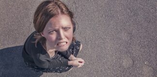 Jaka awarię sygnalizuje szybko migający kierunkowskaz a słaby akumulator B zwarcie w przewodach wysokiego napięcia C przepaloną żarówkę kierunkowskazu?