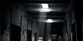 Czy siedzenie po turecku na krześle jest zdrowe?