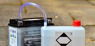 Czy przy wymianie żarówki trzeba odłączyć akumulator?