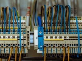 Gdzie jest bezpiecznik kierunkowskazu?