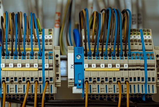 Gdzie jest bezpiecznik kierunkowskazu?